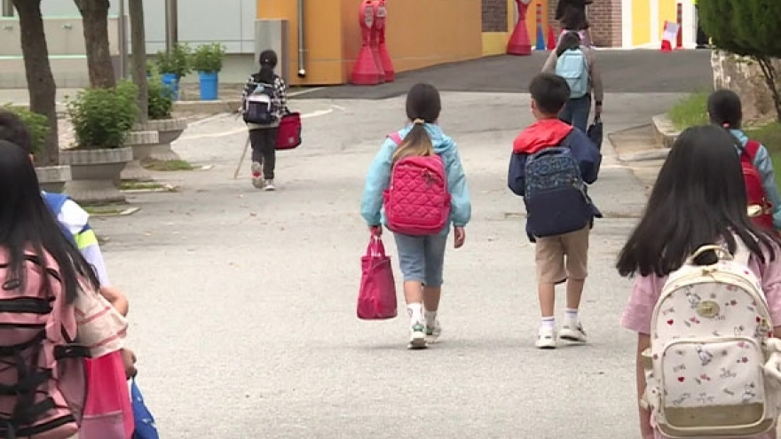 Hàn Quốc quyết định cho trẻ đi học tiểu học từ 5 tuổi